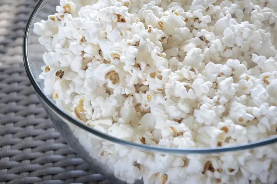 Tazón de palomitas recién hechas