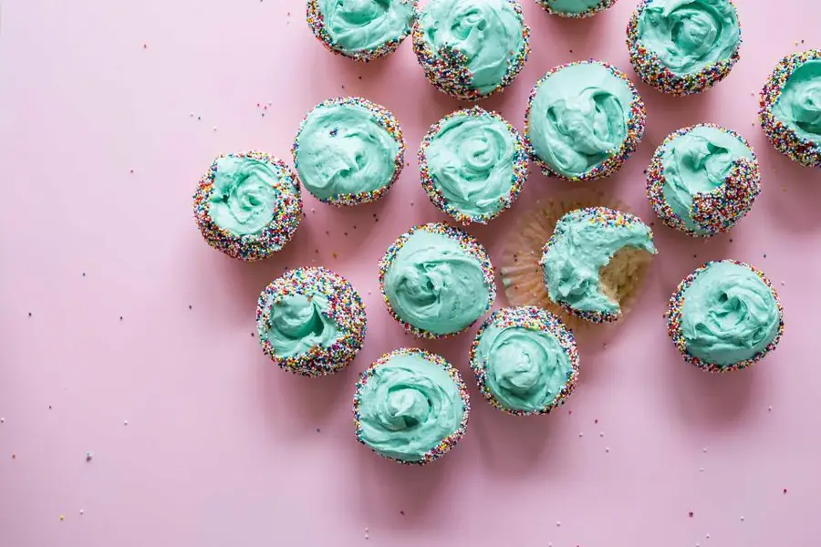 Cupcakes con betún de color menta y chispas