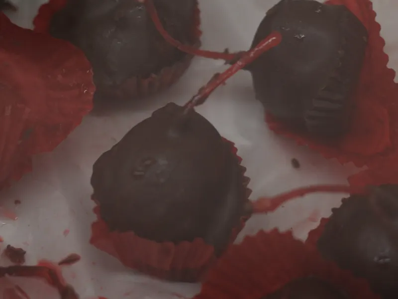 Chocolates de cereza en capacillos rojos