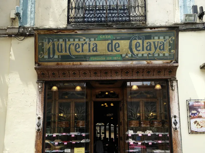 Fachada de la Dulcería de Celaya en Avenida 5 de Mayo, con su letrero de azulejo
