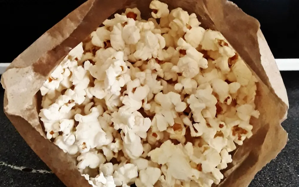 Bolsa de papel kraft llena de palomitas
