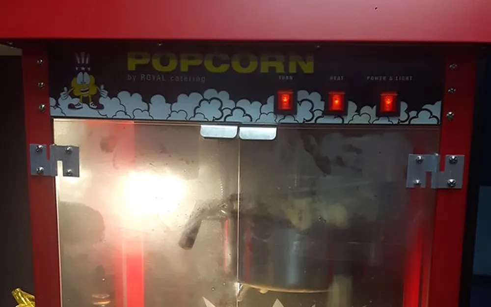 Máquina comercial de palomitas roja, vista de frente