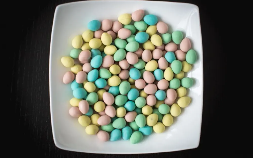 Grageas de colores pastel servidas en un plato blanco