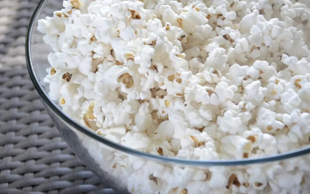 Tazón de vidrio con palomitas recién hechas