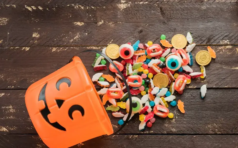 Calabaza de plástico volcada llena de dulces
