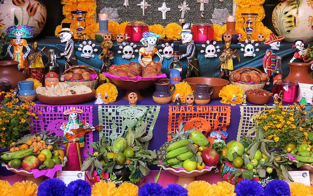 Ofrenda de Día de Muertos con flores y calaveritas