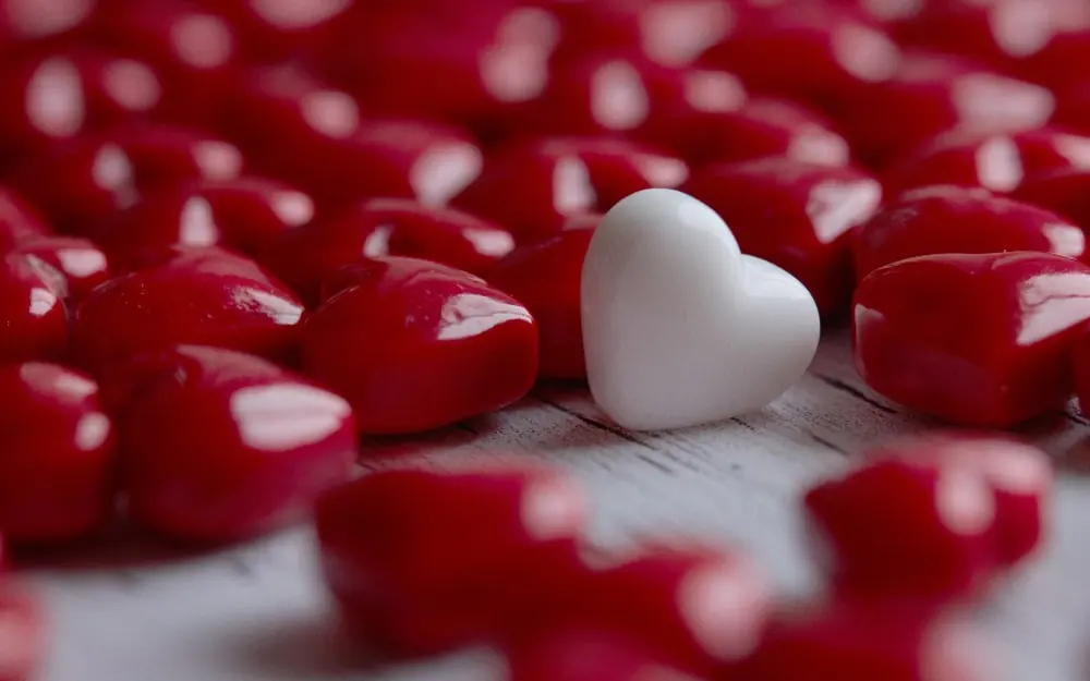 Dulces rojos en forma de corazón