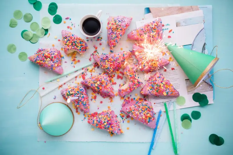 Mesa de fiesta con chispas de colores y accesorios de papel