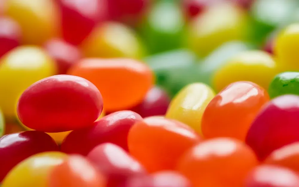 Gomitas y grageas de colores en primer plano