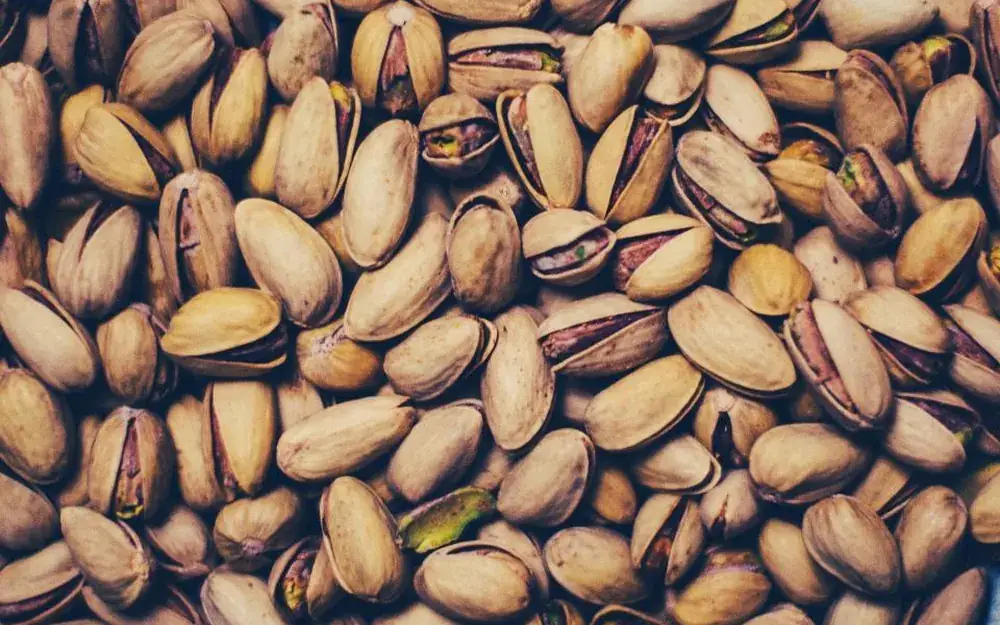 Pistaches y frutos secos sobre madera